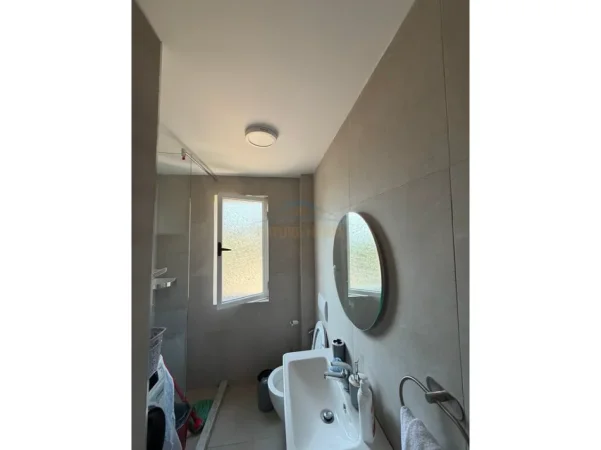 Tirane, jepet me qera apartament 1+1+Ballkon Kati 3, 45 m² 750 € (Qender)