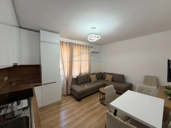 Tirane, jepet me qera apartament 1+1+Ballkon Kati 3, 45 m² 750 € (Qender)