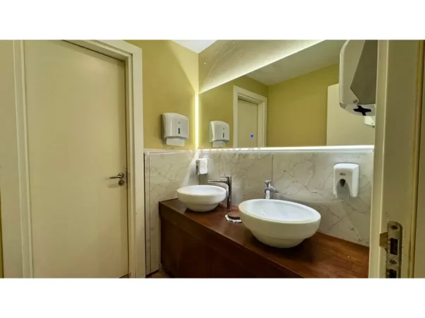 Tirane, jepet me qera bar-kafe Kati 0, 125 m² 1.300 € (Ish Ekspozita)