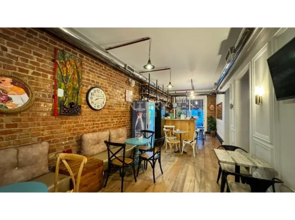 Tirane, jepet me qera bar-kafe Kati 0, 125 m² 1.300 € (Ish Ekspozita)