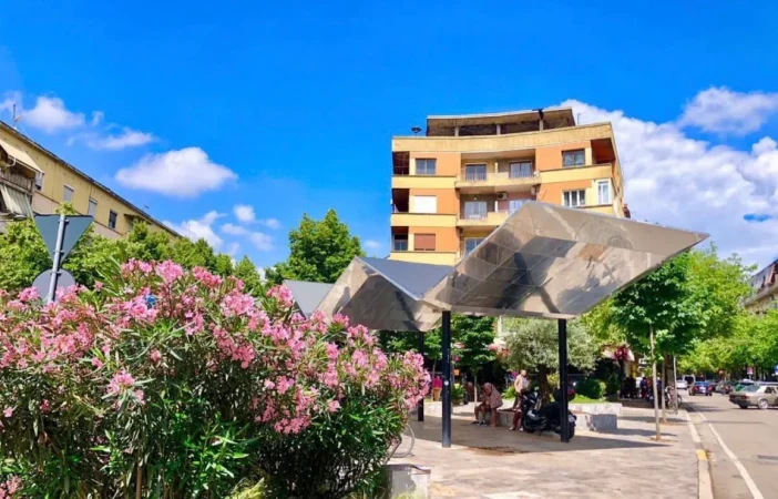 Tirane, jepet me qera ambjent biznesi Kati 1, 120 m² 950 € (Prane Kafe Flora)