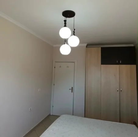Tirane, jepet me qera apartament 1+1 Kati 3, 65 m² 500 € (Ish-Parku)