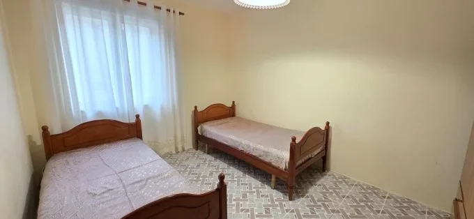 Tirane, jepet me qera apartament 3+1 Kati 4, 90 m² 600 € (Rruga Jordan Misja)