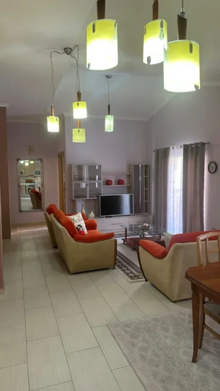 Tirane, jepet me qera apartament 3+1 Kati 2, 144 m² 850 € (Kristal Center)