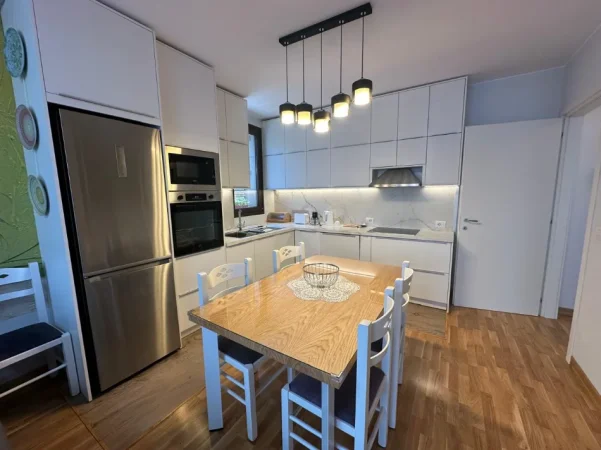 Tirane, jepet me qera apartament 1+1 Kati 3, 70 m² 1.200 € (Rruga e Barrikadave)