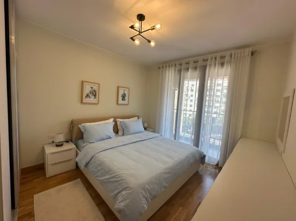 Tirane, jepet me qera apartament 1+1 Kati 3, 70 m² 1.200 € (Rruga e Barrikadave)