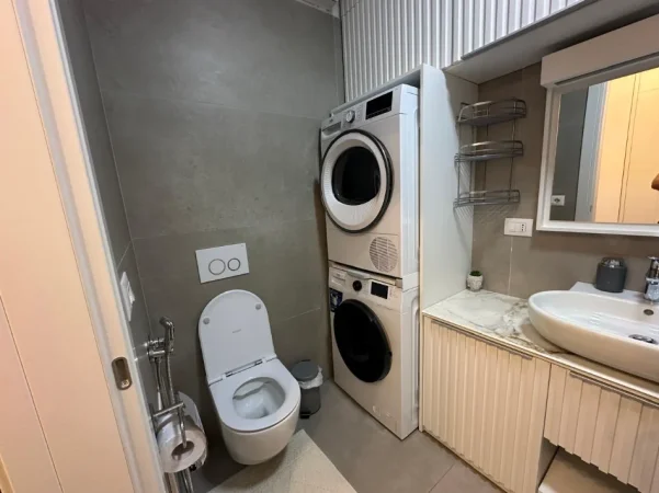 Tirane, jepet me qera apartament 1+1 Kati 3, 70 m² 1.200 € (Rruga e Barrikadave)