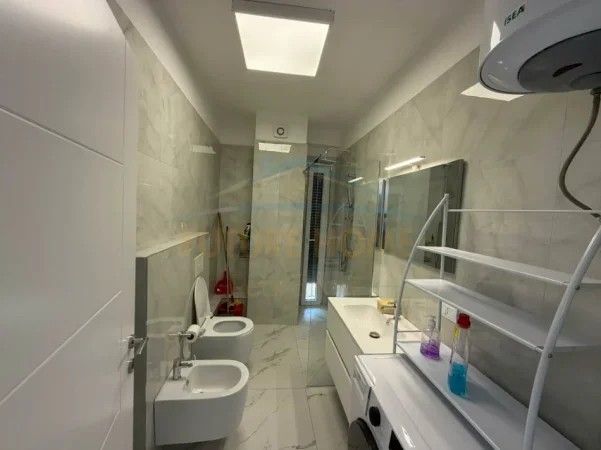Tirane, jepet me qera apartament 2+1+Ballkon Kati 6, 90 m² 600 € (Unaza e Re)