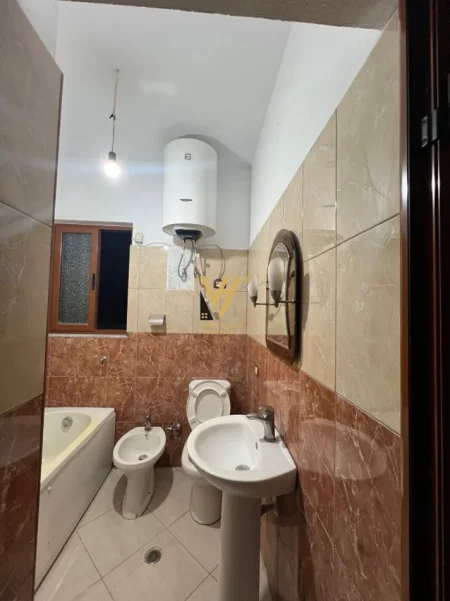 Tirane, jepet me qera apartament 2+1+Ballkon Kati 2, 96 m² 520 € (MISTO MAME)