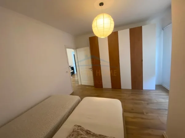 Tirane, jepet me qera apartament 2+1+Ballkon Kati 5, 85 m² 480 € (dy palmat)