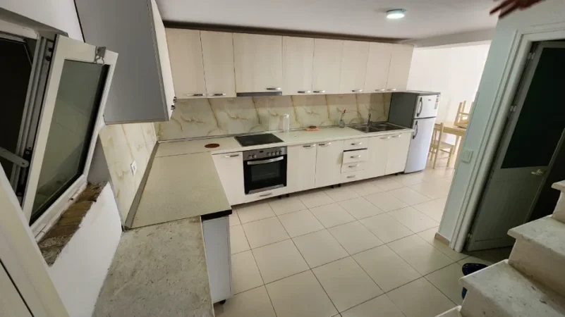 Shqiperi, jepet me qera apartament duplex 2+1 Kati 1, 80 m² 450 € (pranë Kompleksit Grand, tregu elektrik)