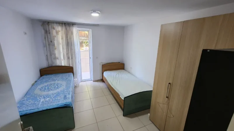 Shqiperi, jepet me qera apartament duplex 2+1 Kati 1, 80 m² 450 € (pranë Kompleksit Grand, tregu elektrik)