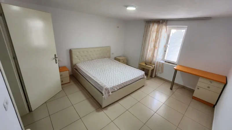 Shqiperi, jepet me qera apartament duplex 2+1 Kati 1, 80 m² 450 € (pranë Kompleksit Grand, tregu elektrik)