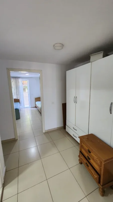 Shqiperi, jepet me qera apartament duplex 2+1 Kati 1, 80 m² 450 € (pranë Kompleksit Grand, tregu elektrik)