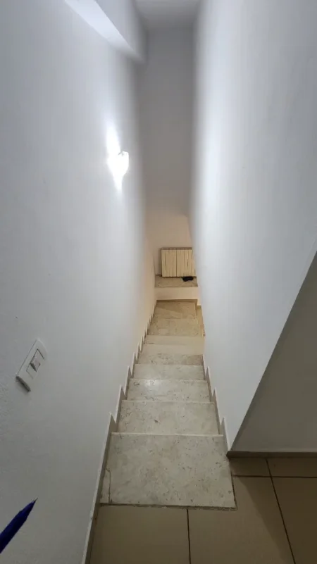 Shqiperi, jepet me qera apartament duplex 2+1 Kati 1, 80 m² 450 € (pranë Kompleksit Grand, tregu elektrik)