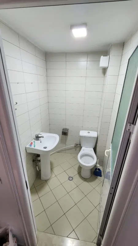 Shqiperi, jepet me qera apartament duplex 2+1 Kati 1, 80 m² 450 € (pranë Kompleksit Grand, tregu elektrik)