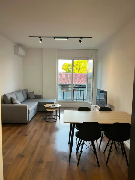 Tirane, jepet me qera apartament 1+1+Ballkon Kati 3, 68 m² 500€ (Rruga e Dibres/Ministria e Mbrojtjes)