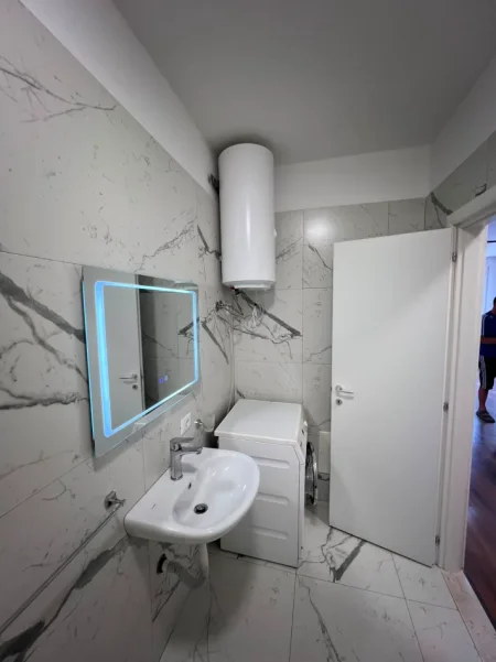 Tirane, jepet me qera apartament 1+1+Ballkon Kati 3, 68 m² 500€ (Rruga e Dibres/Ministria e Mbrojtjes)