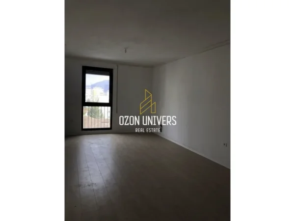 Tirane, jepet me qera apartament 1+1+Ballkon Kati 6, 60 m² (Kompleksi Olimpik, Komuna e Parisit)