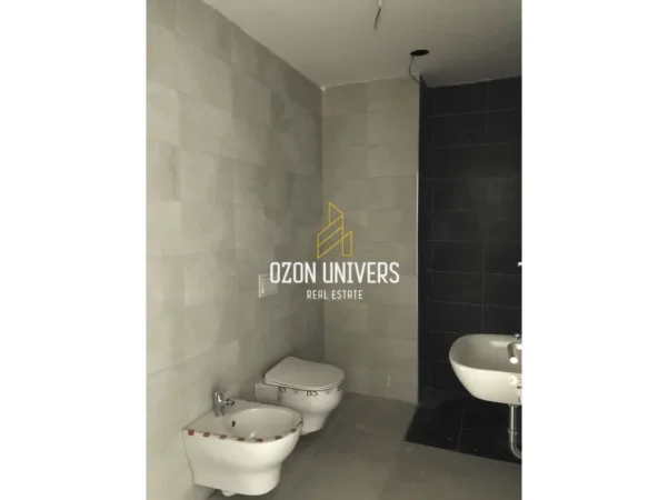 Tirane, jepet me qera apartament 1+1+Ballkon Kati 6, 60 m² (Kompleksi Olimpik, Komuna e Parisit)