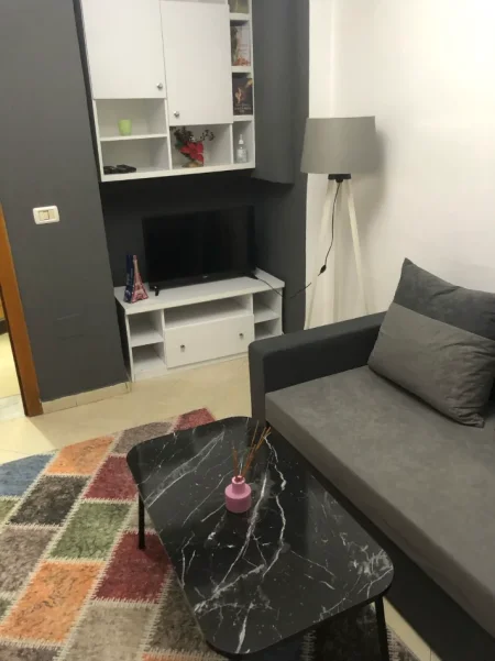 Tirane, jepet me qera apartament 1+1+Ballkon Kati 3, 55 m² 600 € (Sheshi Wilson)