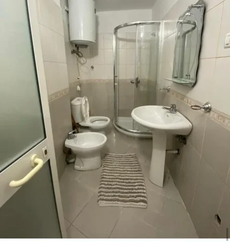 Tirane, jepet me qera apartament 1+1+Ballkon Kati 3, 55 m² 600 € (Sheshi Wilson)