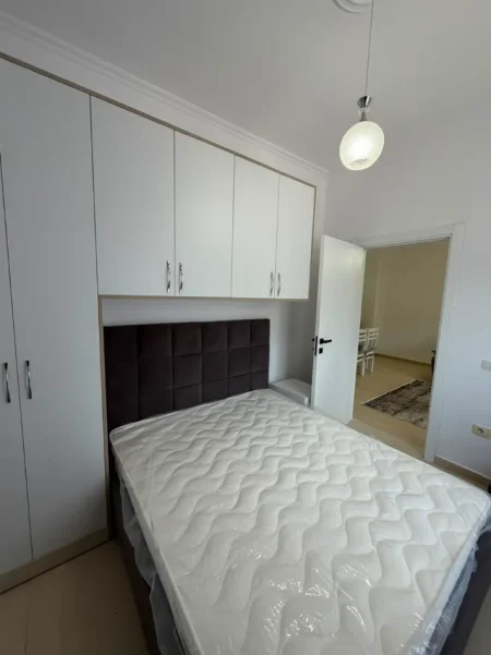 Tirane, jepet me qera apartament 1+1+Ballkon Kati 2, 65 m² 500 € (Kopshti Botanik)