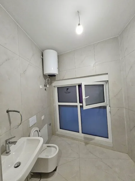 Tirane, jepet me qera garsonier Kati 6, 31 m² 300 € (ALI DEMI)