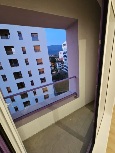 Tirane, jepet me qera garsonier Kati 6, 31 m² 300 € (ALI DEMI)