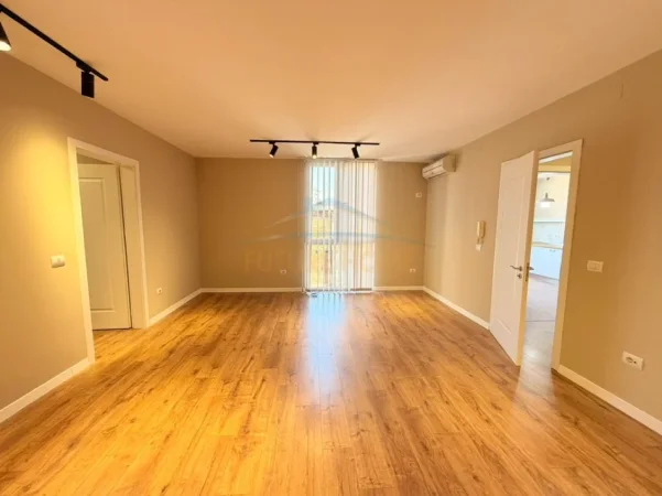Tirane, jepet me qera ambjent biznesi Kati 4, 100 m² 1.000 € (Ish Ekspozita)