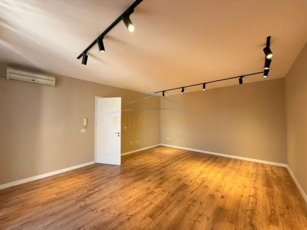 Tirane, jepet me qera ambjent biznesi Kati 4, 100 m² 1.000 € (Ish Ekspozita)