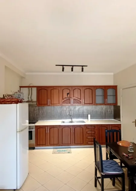 Tirane, jepet me qera apartament 1+1 Kati 6, 70 m² 500 € (PALLATI ME SHIGJETA)