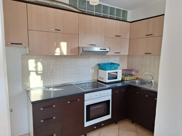 Tirane, jepet me qera apartament 2+1 Kati 3, 75 m² 500 € (Brryli)