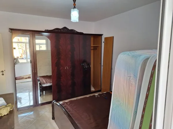 Tirane, jepet me qera apartament 2+1 Kati 3, 75 m² 500 € (Brryli)