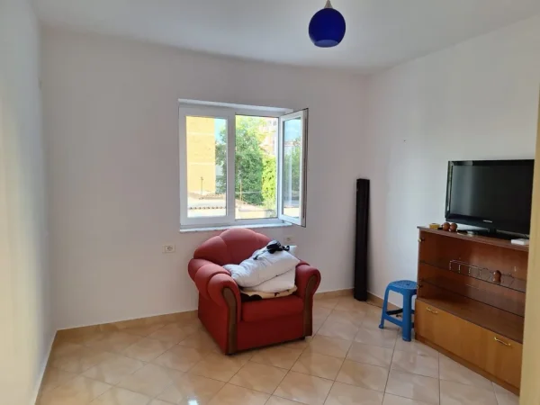 Tirane, jepet me qera apartament 2+1 Kati 3, 75 m² 500 € (Brryli)