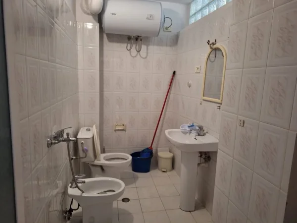 Tirane, jepet me qera apartament 2+1 Kati 3, 75 m² 500 € (Brryli)