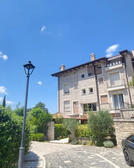 Tirane, jepet me qera apartament 2+1+Ballkon Kati 2, 100 m² 1.100 € (SECRET GARDEN – PRANË TEG)