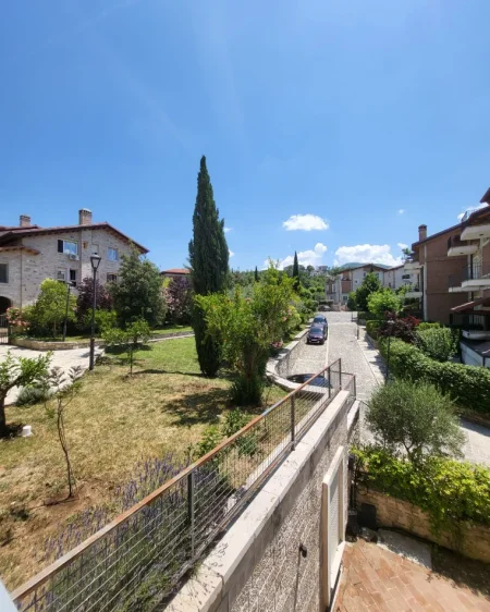 Tirane, jepet me qera apartament 2+1+Ballkon Kati 2, 100 m² 1.100 € (SECRET GARDEN – PRANË TEG)