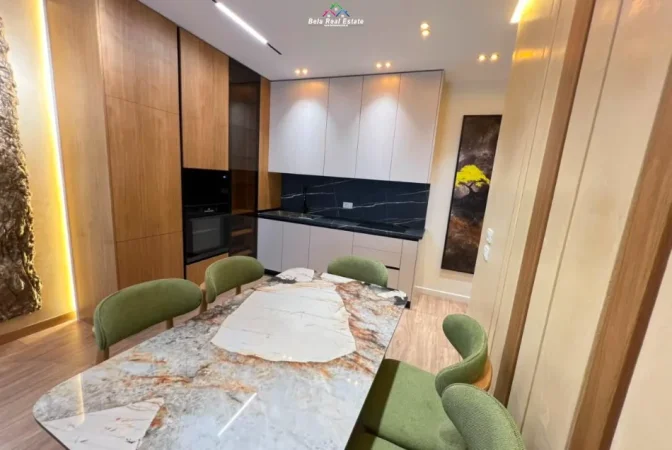 Tirane, jepet me qera apartament 2+1+Ballkon , 110 m² 1.500 € (Gold Tower)