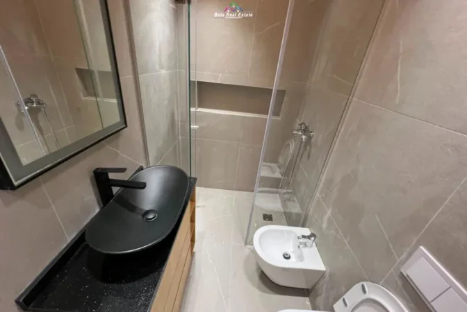 Tirane, jepet me qera apartament 2+1+Ballkon , 110 m² 1.500 € (Gold Tower)
