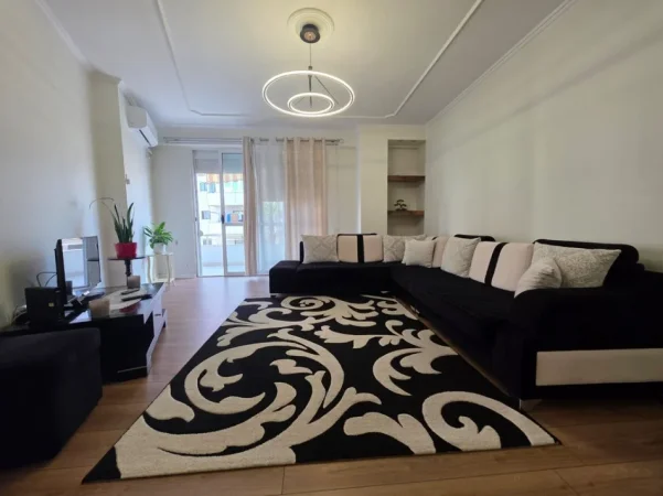 SHITET APARTAMENT NE ASTIR PRANE BOHEM