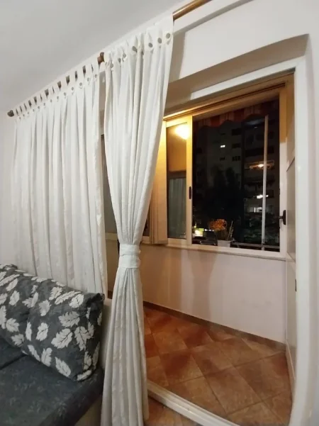 Tirane, jepet me qera apartament 1+1 Kati 2, 85 m² 550 € (Pizza Uno tek Komuna e Parisit)