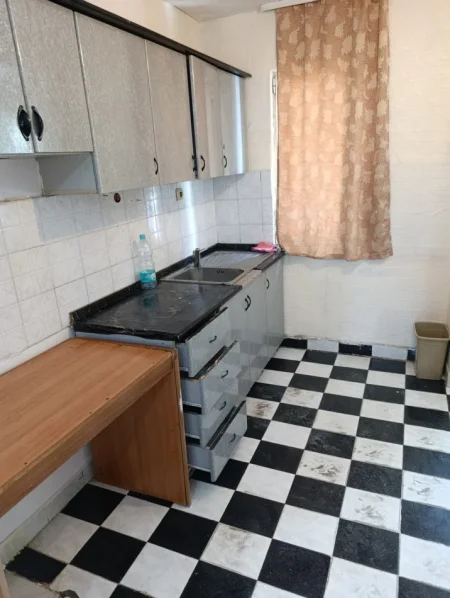 Tirane, jepet me qera apartament 1+1 Kati 1, 50 m² 300 € (Varri Bamit)