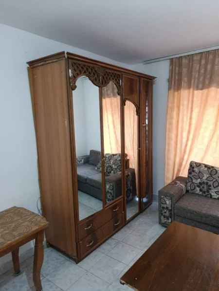 Tirane, jepet me qera apartament 1+1 Kati 1, 50 m² 300 € (Varri Bamit)
