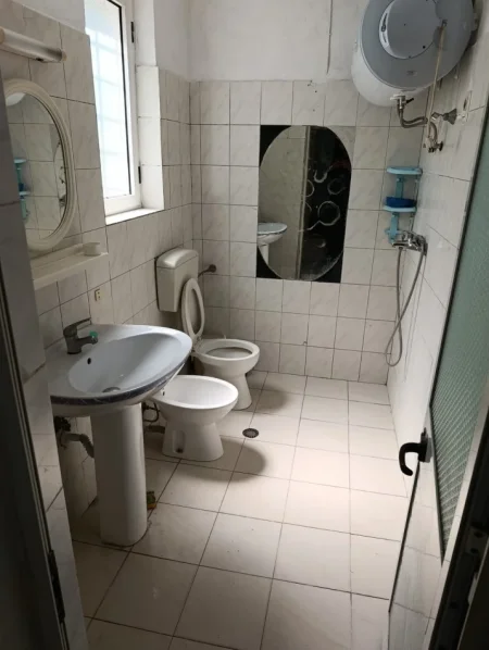 Tirane, jepet me qera apartament 1+1 Kati 1, 50 m² 300 € (Varri Bamit)