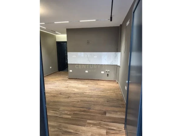 Tirane, jepet me qera Vile Kati 3, 208 m² 4.000 € (21 Dhjetori)