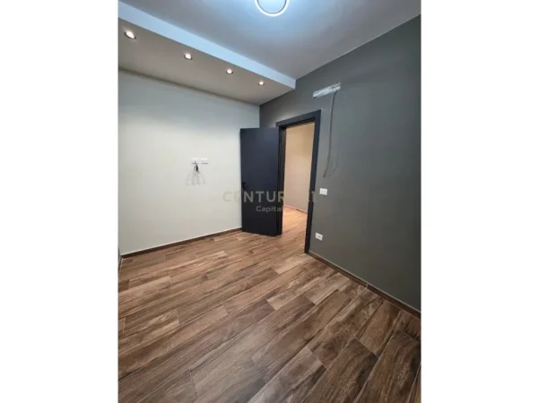 Tirane, jepet me qera Vile Kati 3, 208 m² 4.000 € (21 Dhjetori)
