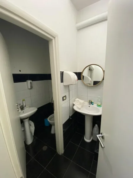 Tirane, jepet me qera zyre Kati 1, 202 m² 2.500 € (Rruga Kavajes)