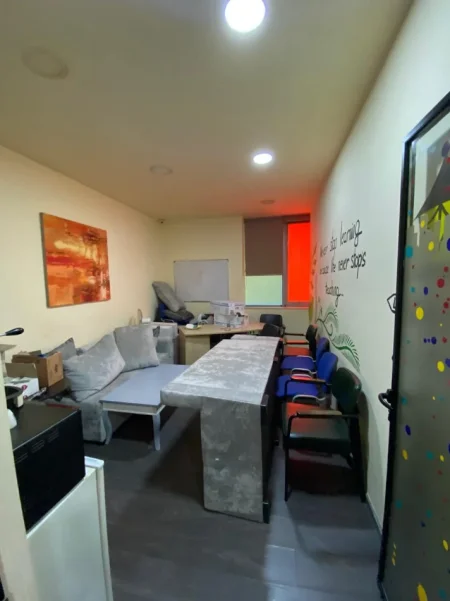 Tirane, jepet me qera zyre Kati 1, 202 m² 2.500 € (Rruga Kavajes)