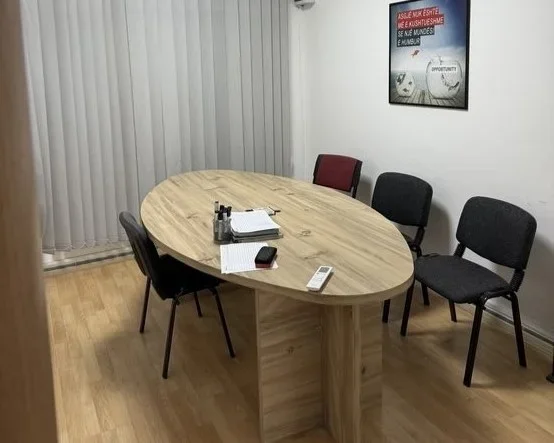 Tirane, jepet me qera ambjent biznesi Kati 2, 61 m² 500 € (qyteti studenti)